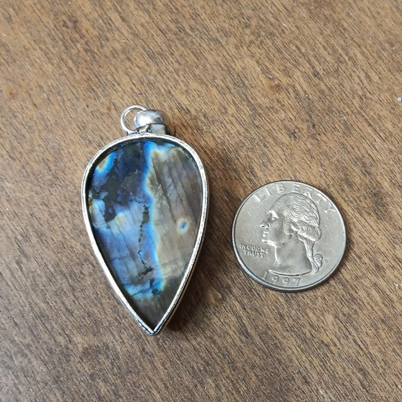Elegant Silver Pendant with Iridescent Stone - Picture 3 of 6